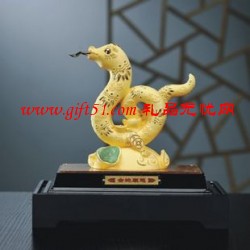 金蛇順通絨沙金擺件定制,蛇年絨沙金工藝品定做