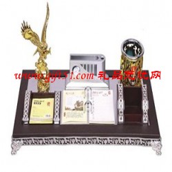 2013年木質(zhì)臺(tái)歷架 高檔商務(wù)紅木臺(tái)歷